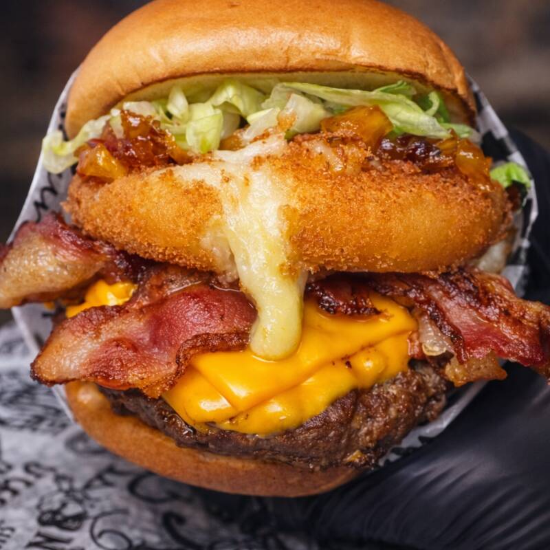 O Mercúrio Planet é um lanche diferenciado que combina sabores clássicos com um toque especial. Montado em nosso pão brioche premium, selado na chapa para garantir maciez e sabor, ele traz um hambúrguer bovino de 150g coberto por queijo cheddar derretido e fatias crocantes de bacon. O grande destaque fica por conta do queijo mussarela empanado, que adiciona uma textura irresistível, e da nossa geleia de abacaxi artesanal, que traz um toque doce e refrescante, equilibrando perfeitamente o sabor marcante dos ingredientes. Finalizado com alface americana fresca, esse lanche é uma experiência única para quem busca algo além do tradicional.