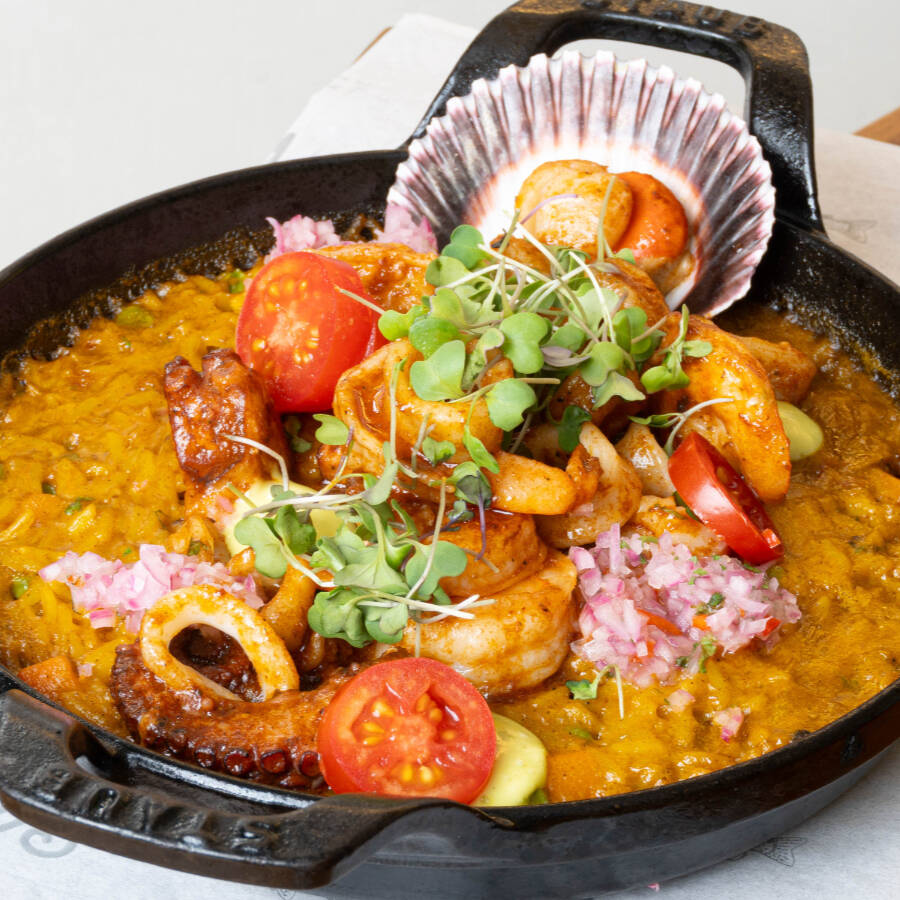 Arroz c/ temperos peruanos, camarão, polvo e vieira (estilo del norte del perú)