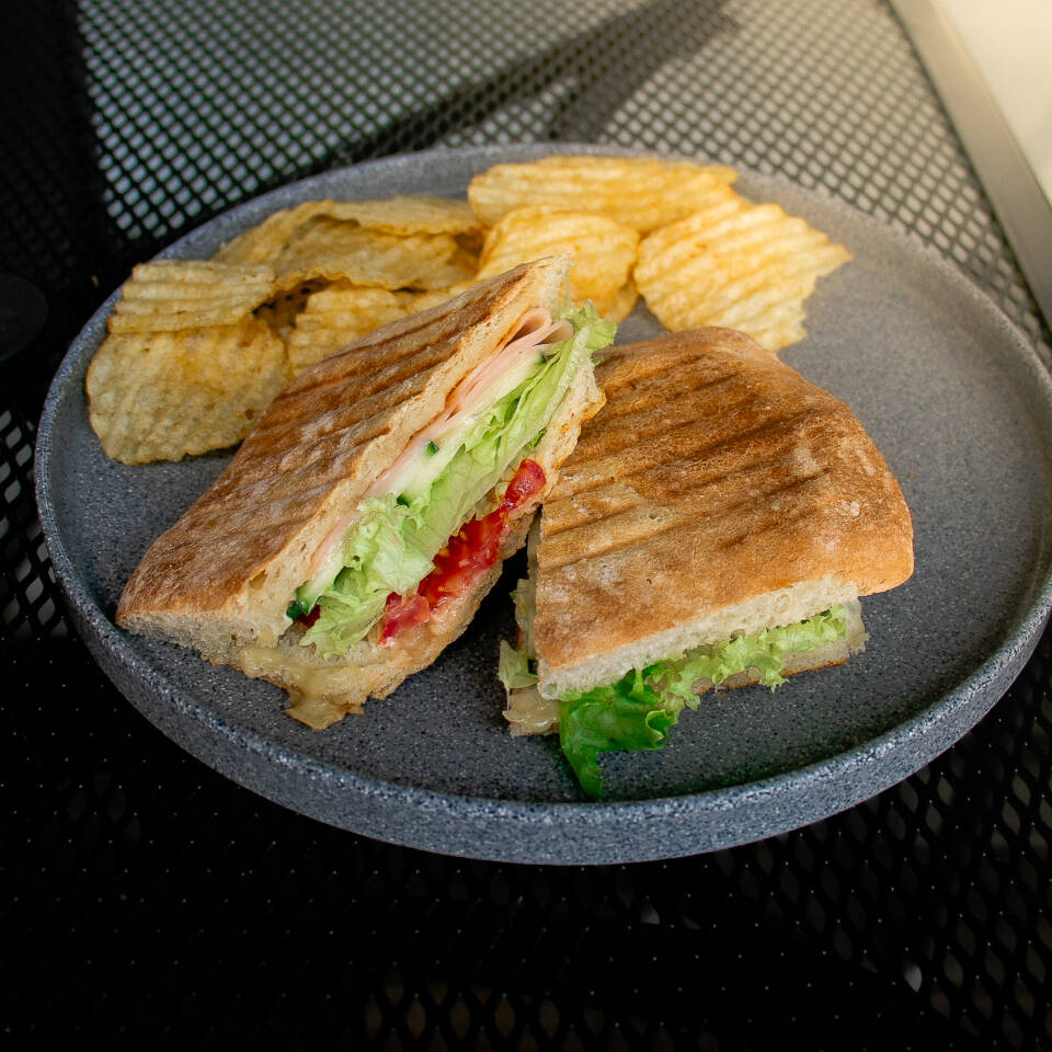 Panino de jamón de pechuga de pavo con queso
