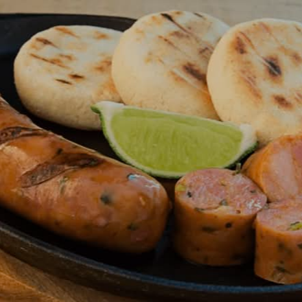 Chorizo Santarosano con Arepa