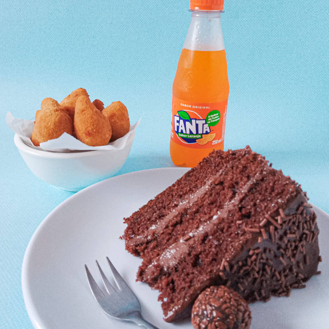 Monte do seu jeitinho! Escolha o seu doce favorito, um salgado delicioso e o refri que mais ama. Um combo feito especialmente para o seu momento de sabor!