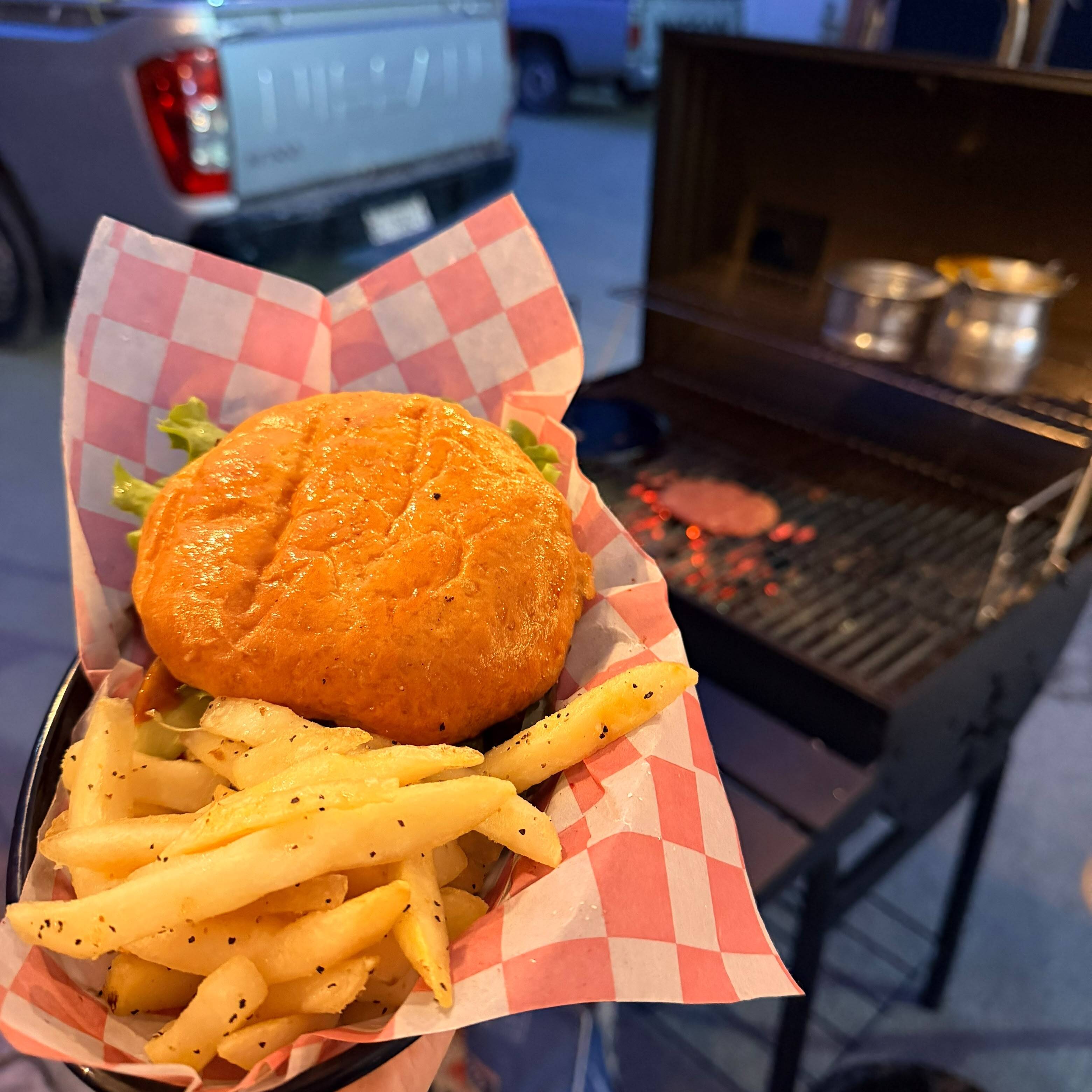 Hamburguesa con piña y papas