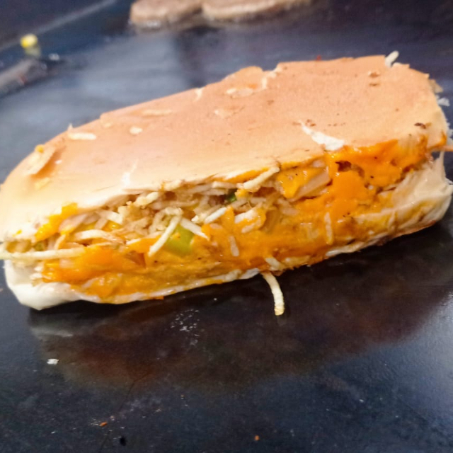 Pão especial de 20 cm 2 vina (perdigão) Frango desfiado, mistura,cheddar e catupiri , maionese (industrial dajuda), cenoura ralada, milho, tomate, cebola, pimentão, farofa, batata-palha.