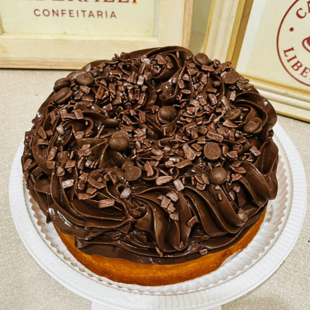 Delicioso bolo caseiro de cenoura com cobertura de chocolate. Serve de 06 a 08 fatias.