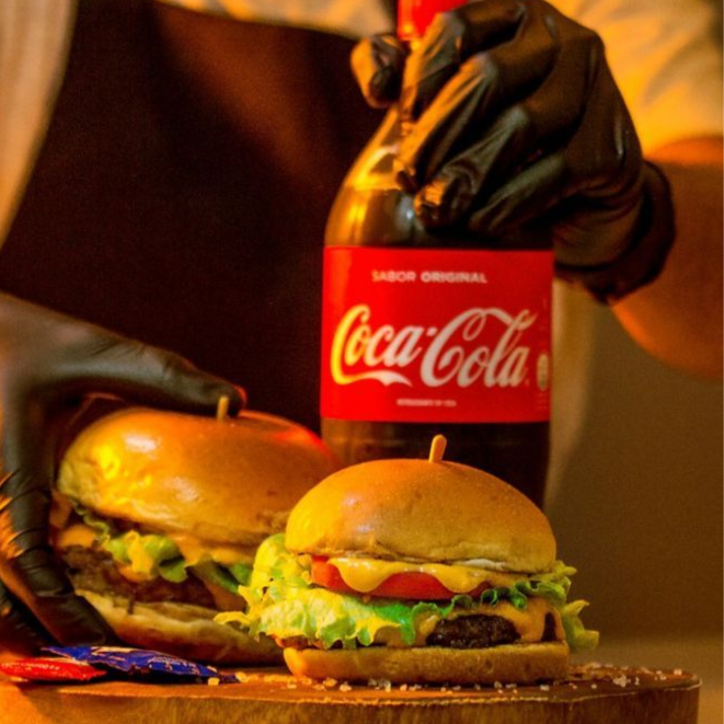 Dois egg-x burguer+ uma coca de 1L