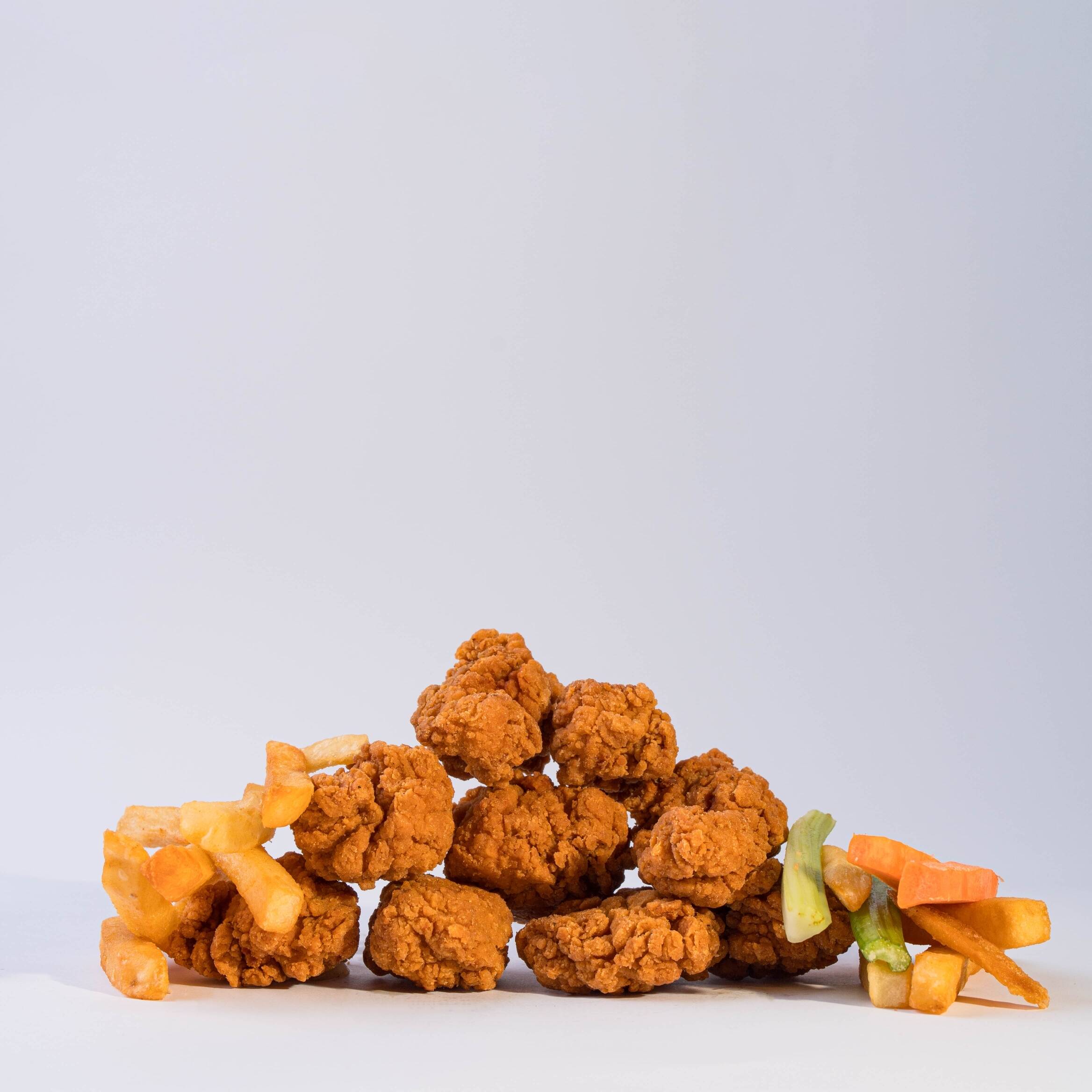 17 piezas de boneless con papa 3 salsas a elegir