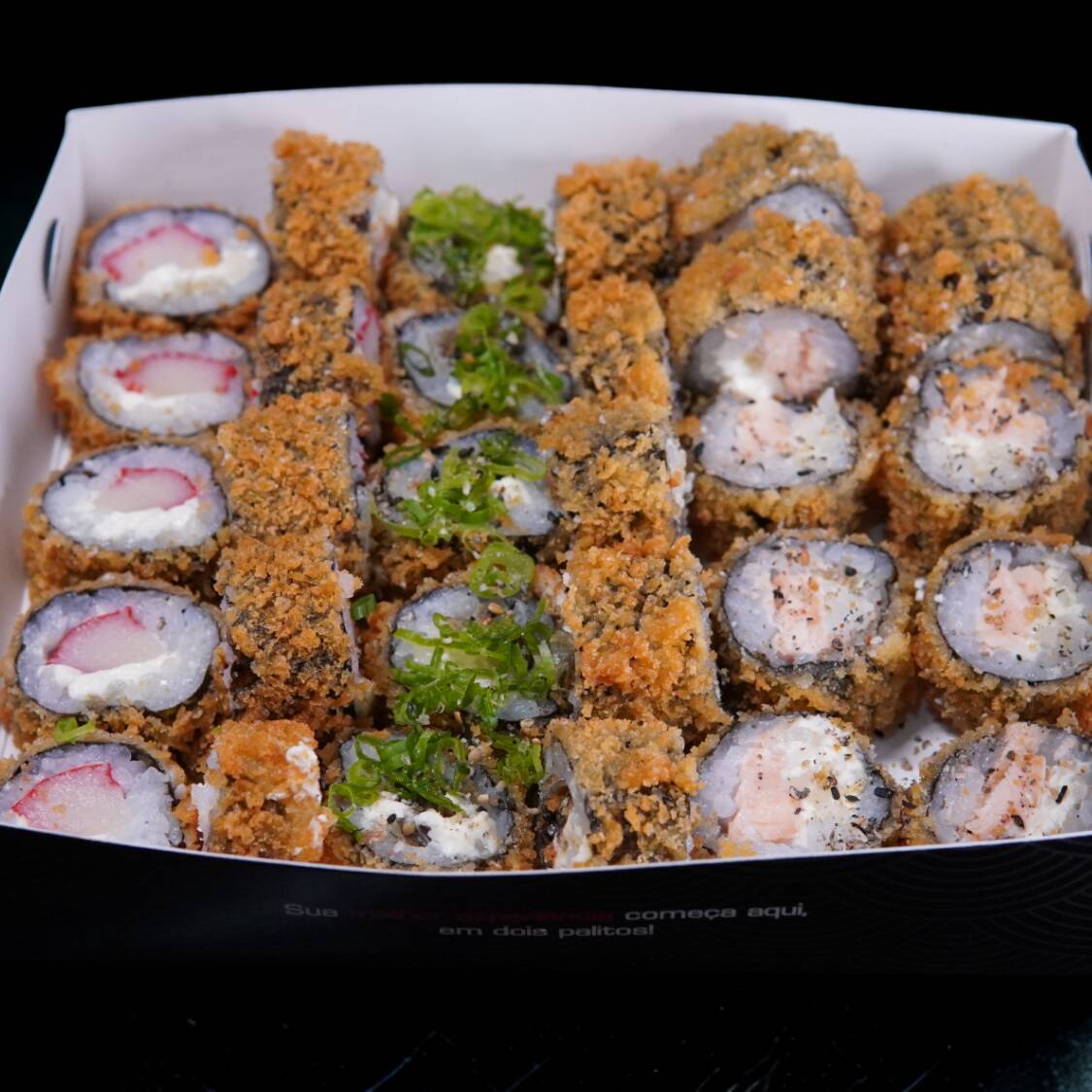 Perfeito para quem ama sushi quente e crocante! Contém 10 Hot Filadélfia, 10 Hot Skin e 10 Hot Kani, preparados com ingredientes selecionados, empanados na panko e fritos até ficarem dourados e irresistíveis. Uma explosão de sabor e crocância em cada peça! 🍣✨🔥