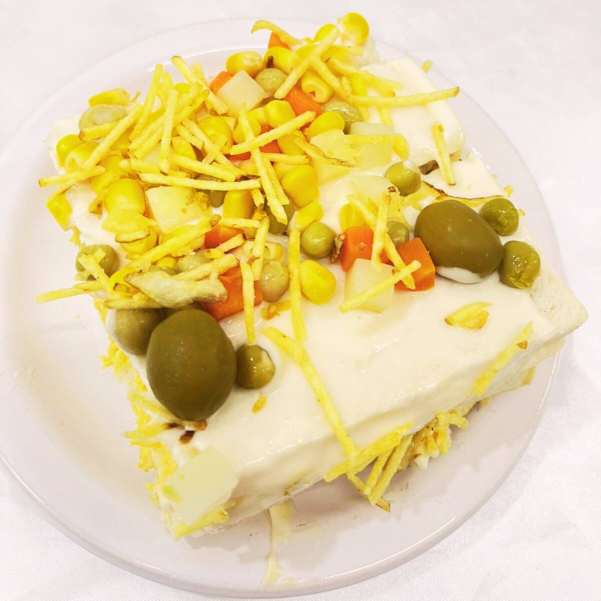 Fatia de torta salgada caseira, com massa leve e recheio bem temperado.