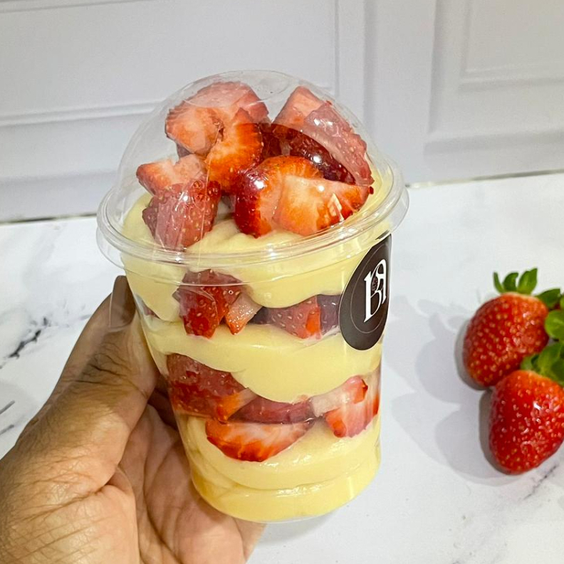 Copo de 150ml, peso médio de 200g!!! Brigadeiro cremoso de leite ninho com morangos frescos deliciosos! Delícia para qualquer hora. Copo de 150ml, peso médio de 200g!!!