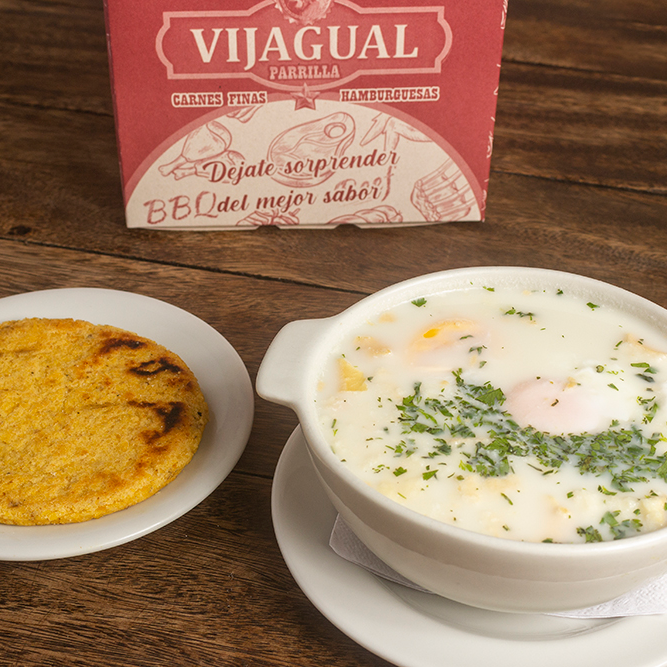Caldo con Huevo y Arepa
