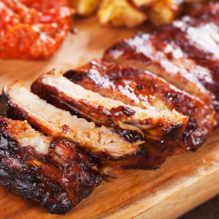 Costelinha de porco, bem temperada e cheia de sabor, acompanha farofa douradinha. Uma combinação perfeita para quem quer uma refeição saborosa e caprichada! (*) Não fazemos alterações!