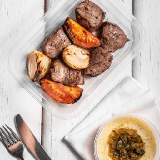 Cubos de filé mignon grelhados no espeto com cebolas e tomates. Escolha o acompanhamento.