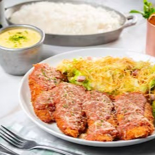 Tilápia à milanesa com molho pomodoro e parmesão, salada à francesa, mousseline de mandioca e arroz branco.