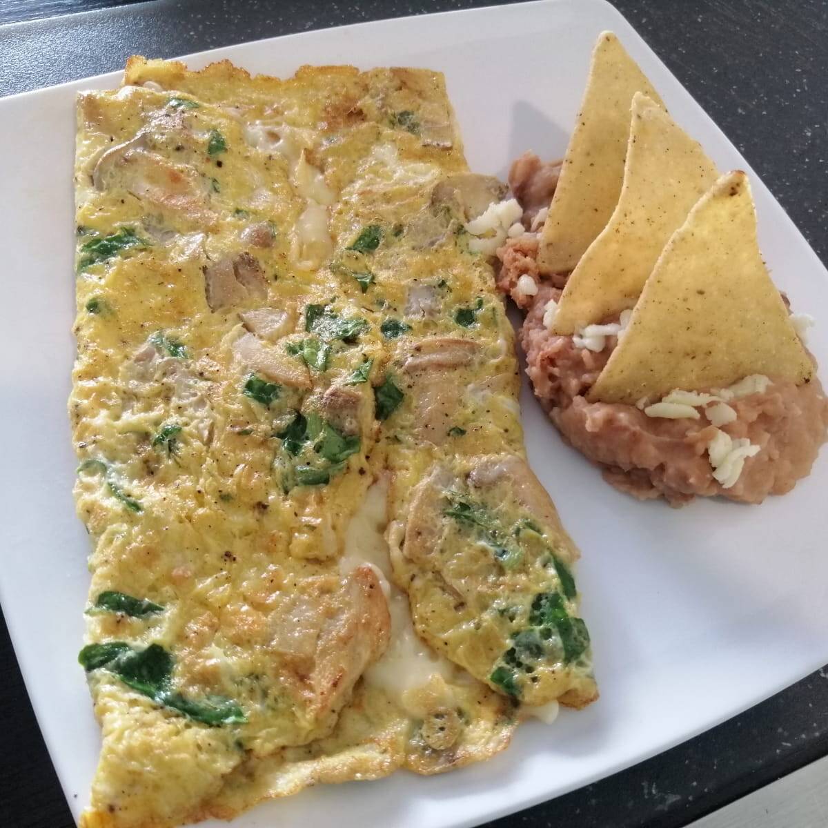 Omelet (2 Huevos) y frijoles refritos con totopos