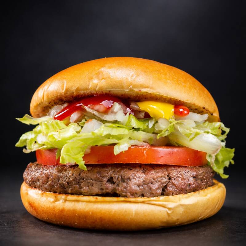 Pão de brioche macio, alface americana fresquinha, tomate em rodelas, cebola cortadinha, hambúrguer de 120gr de carne bovina magra, tudo isso com ketchup e mostarda Heinz para dar aquele sabor especial. Com certeza, uma opção gostosa e que se encaixa bem na sua dieta!