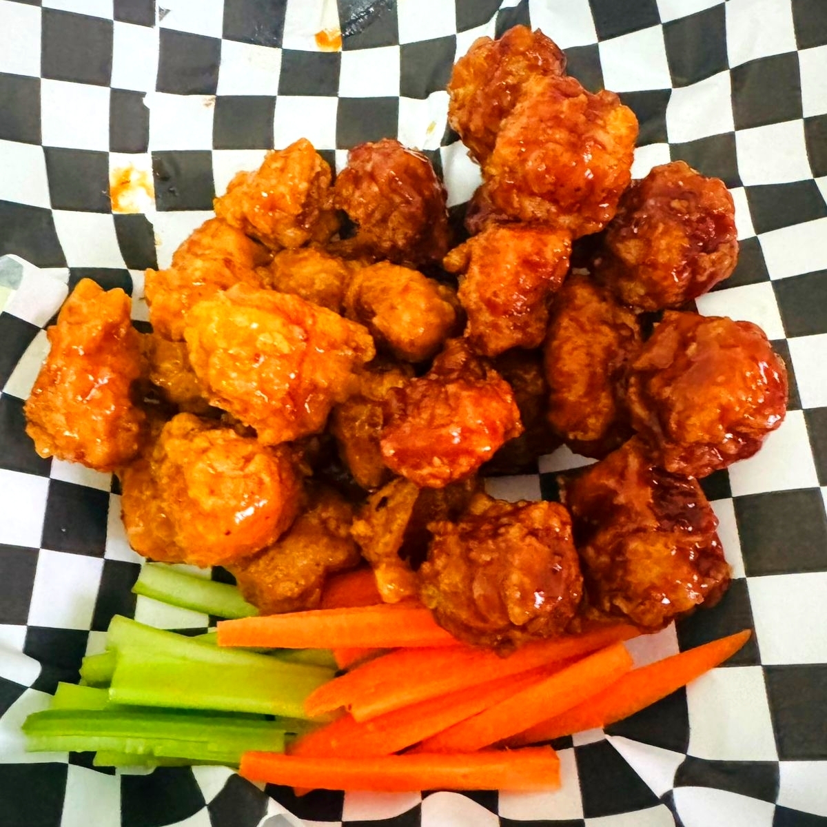 Combo 1 kg boneless + papas fritas + 4 aderezos