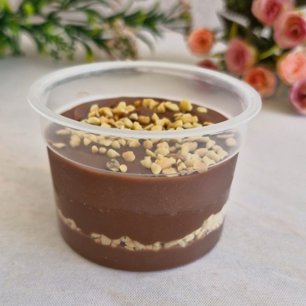 Brigadeiro cremoso de chocolate, amendoim e Nutella pura. Aprox.: 140gr. Atenção a gramatura! Pote tamanho pequeno!