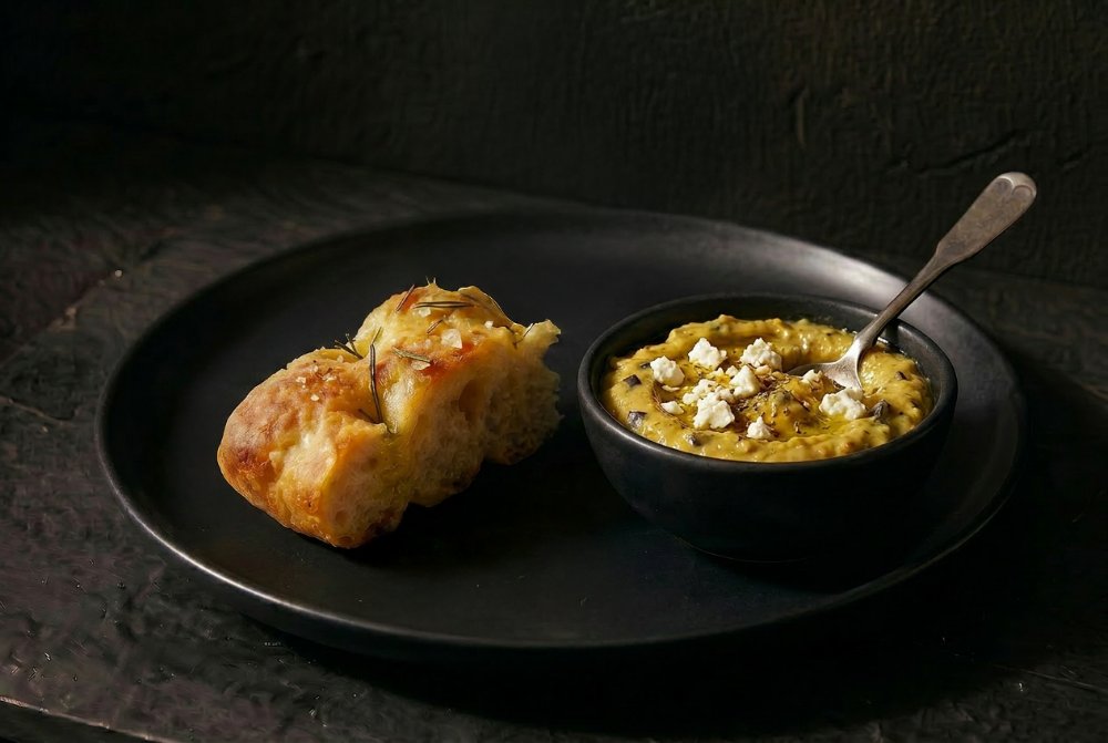 Focaccia y dip de berenjena
