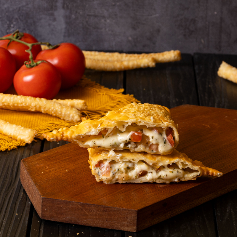 Queijo mussarela derretido, tomate com um toque de orégano. Pensa numa massa exclusiva e um pastel sequinho e crocante por ser frito em gordura vegetal (aprox 180g)
