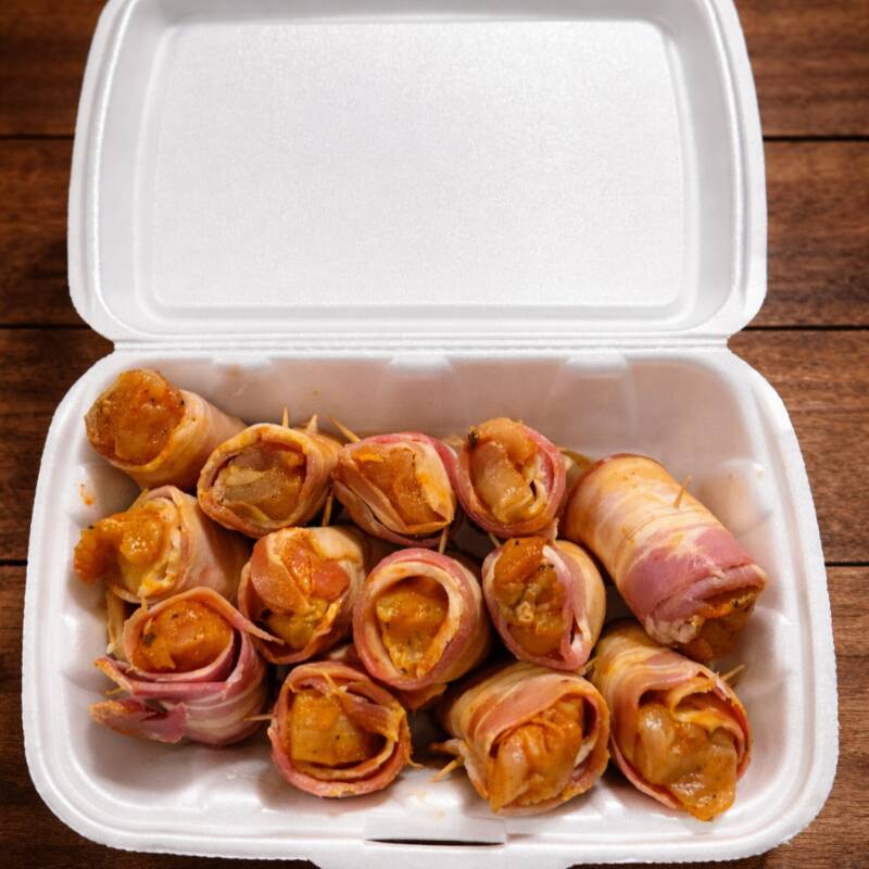 Porção com 500g - Delicioso franguinho enrolado em um suculento bacon - Sabor que conquista!