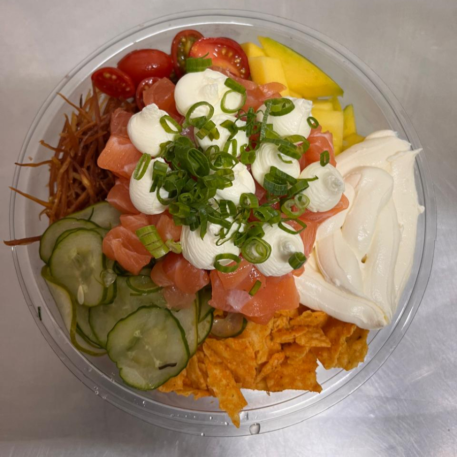 Base arroz japones shari, manga em cubos, tomate cereja, Doritos, sunomono, fios de batata crispy de batata doce, cream cheese e deliciosos cabos de salmão fresco com cebolinha a gosto do cliente.