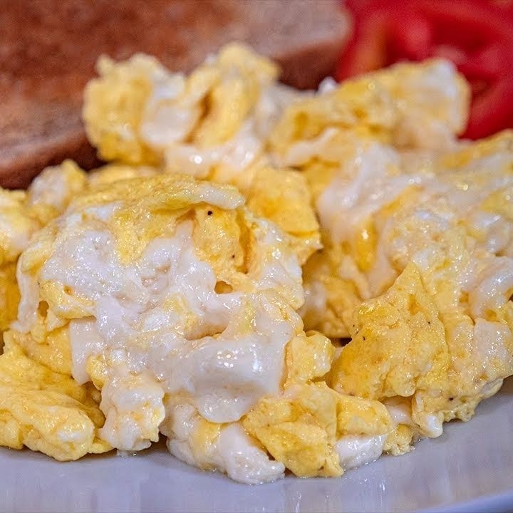 Huevos a Los Dos Quesos