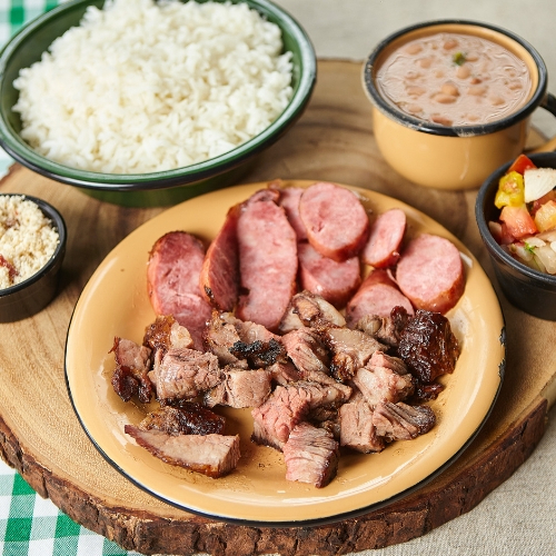 Fraldinha, frango e linguiça (250g), acompanhado de arroz, feijão, vinagrete e farofa.
