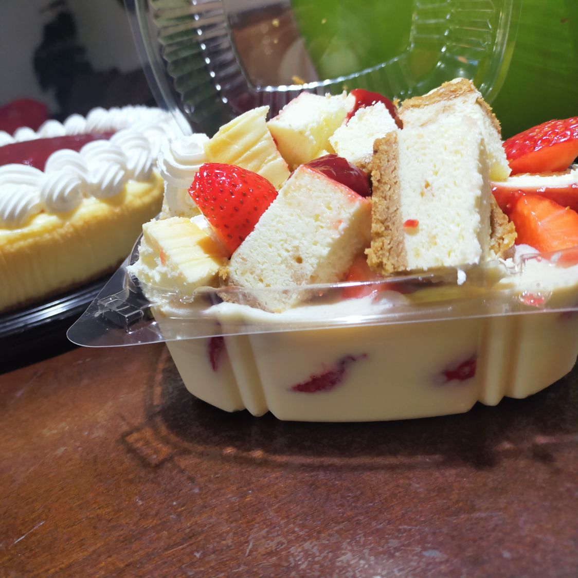 Charola fresas con crema y pay de frambuesa
