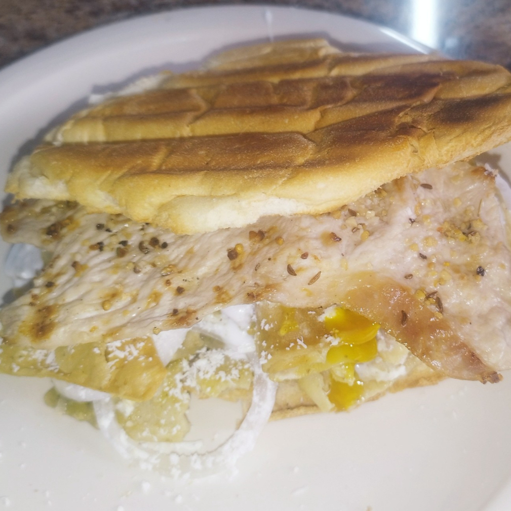 Torta de Chilaquiles Verde con Bisteck de Puerco