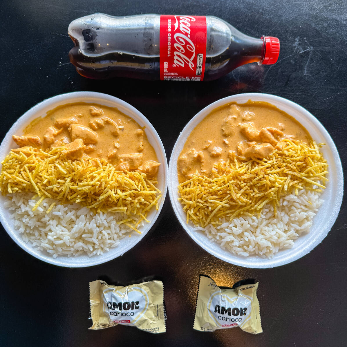 Combo 2 strogonoff de frango com batata palha M + 1 coca 600ml + 2 bombons Amor Carioca