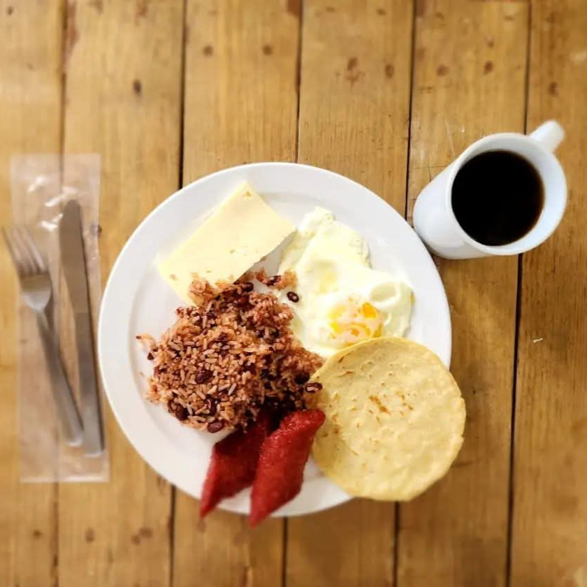 Gallo Pinto + 3 acompañamientos + Café o Bebida