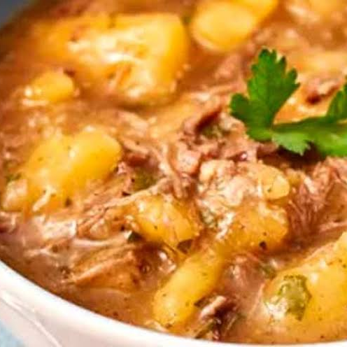 Caldo de Costela com Mandioca Costela assada no bafo, desfiada no ponto certo, servida em um creme de mandioca bem temperado com especiarias que aquecem o paladar. Aprox. 500g