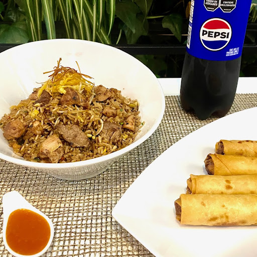 Arroz Pollo, Cerdo y res + Egg Rolls X 4