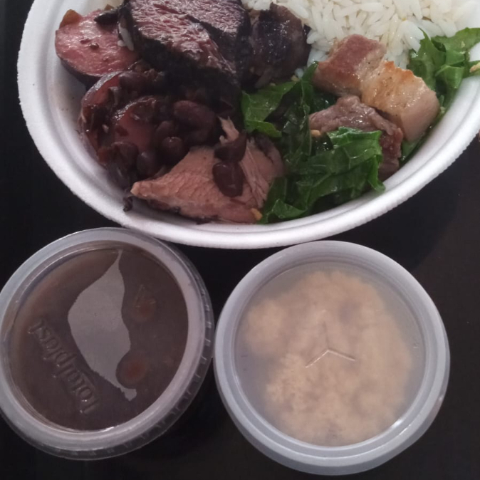 Acompanha: arroz, couve, torresmo e farofa.