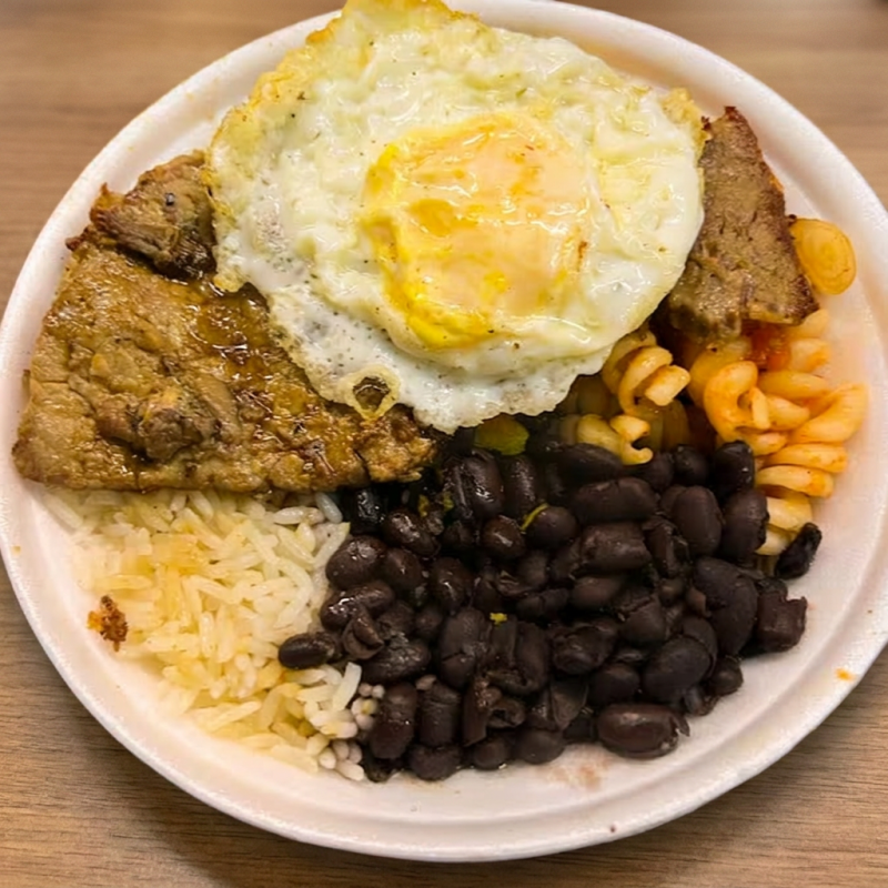 Suculento bife grelhado no ponto perfeito,coberto com cebolas douradas e um ovo frito cremoso.Acompanha nosso feijão temperado da casa, arroz soltinho . Uma refeição completa que vai satisfazer sua fome com muito sabor!