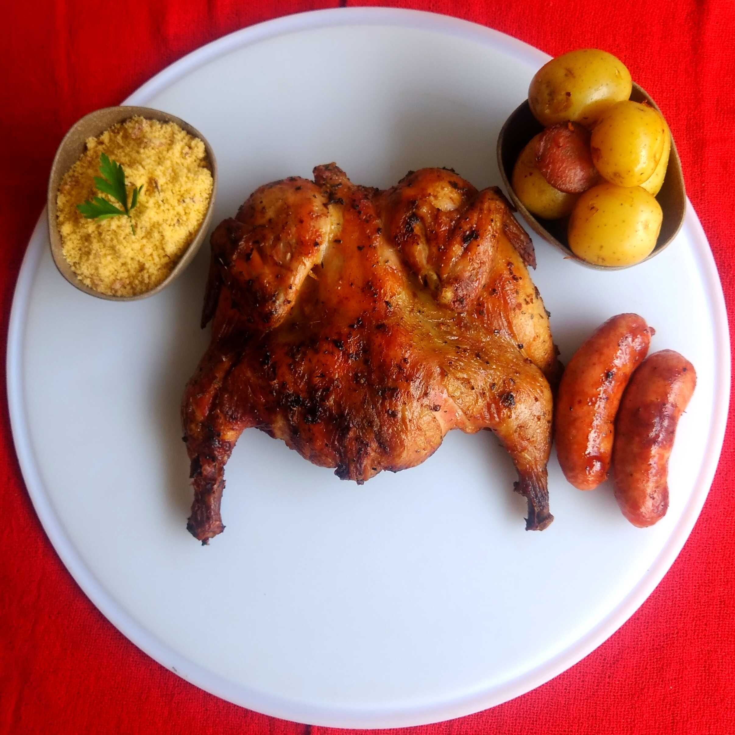 Aqui a coisa fica séria: frango + farofa + batata + linguiça toscana! Um show de sabores pra deixar todo mundo feliz.