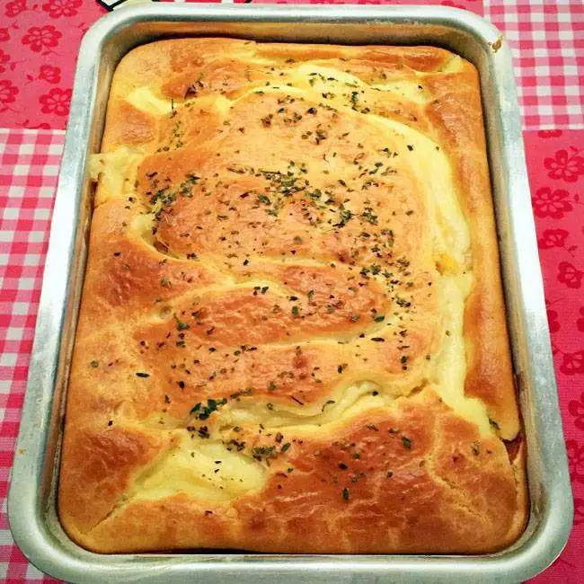 1 unidade, aproximadamente 170g. Nossa torta de frango é preparada com massa leve e caseira, douradinha por fora e macia por dentro. O recheio é generoso e cremoso, feito com frango desfiado e temperos selecionados, trazendo aquele sabor caseiro que conforta e conquista.