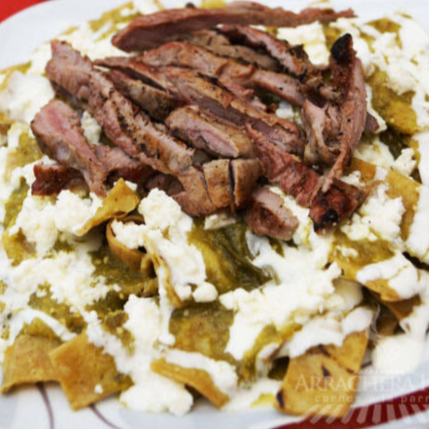 Chilaquiles verdes con carne asada