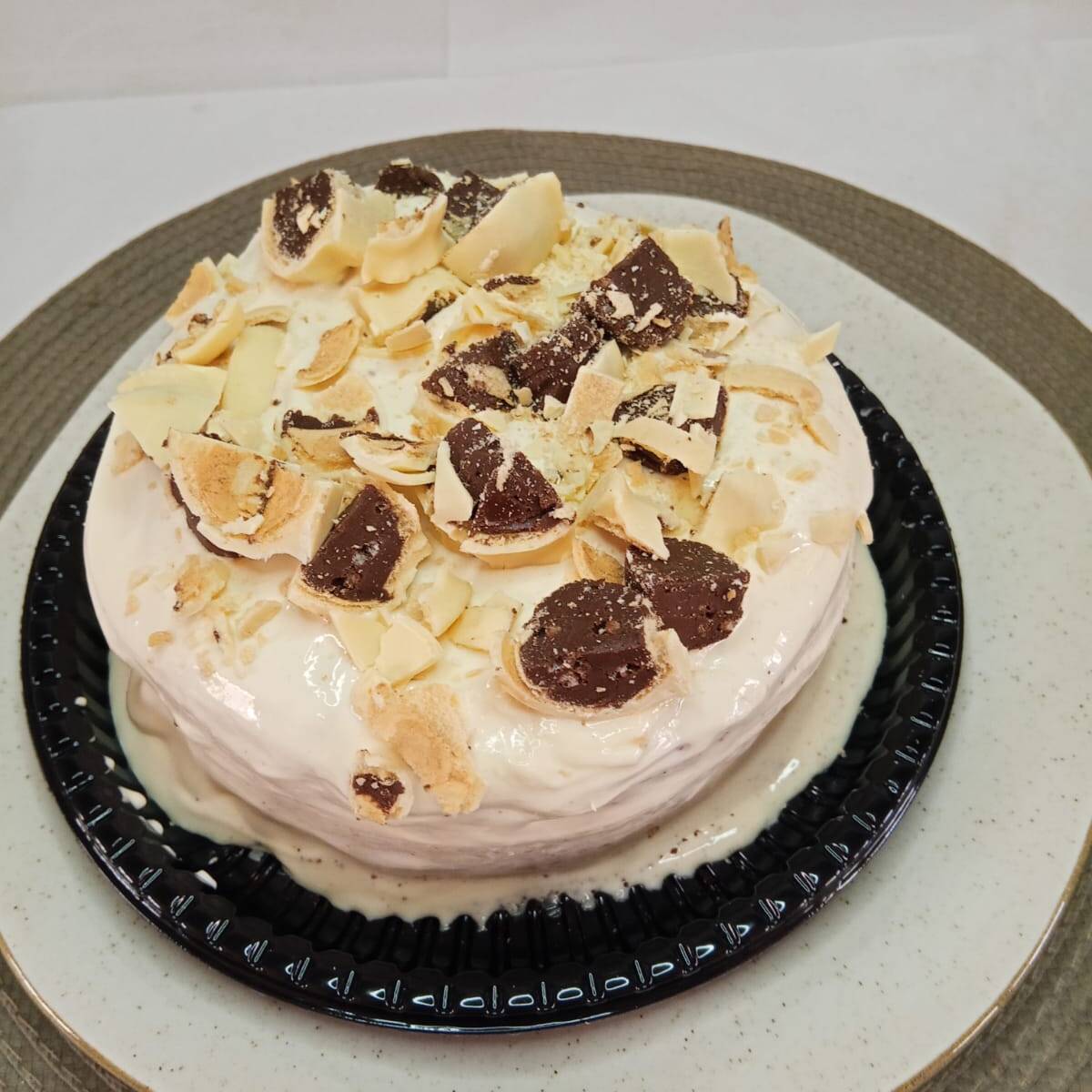 Deliciosa massa a sua escolha, cobertura de creme de Ninho e bombons de Ouro Branco picados por dentro e por cima .