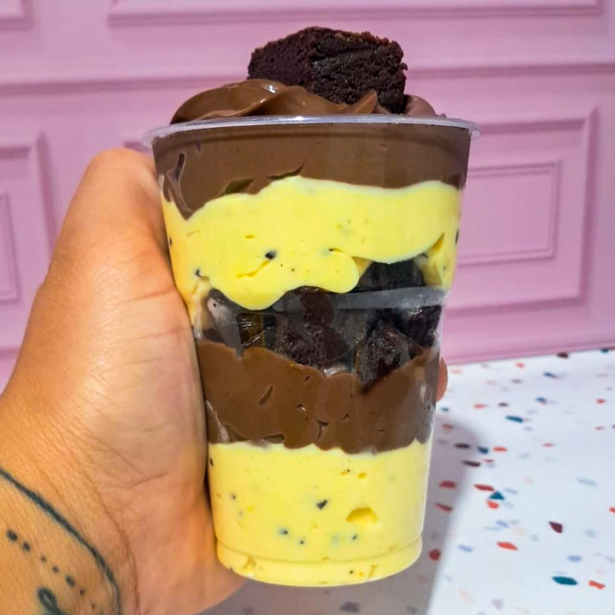 Nosso copo contém creme de maracujá, Brownie macio por dentro e casquinha crocante por fora e nosso delicioso brigadeiro cremoso. Serve 1 pessoa