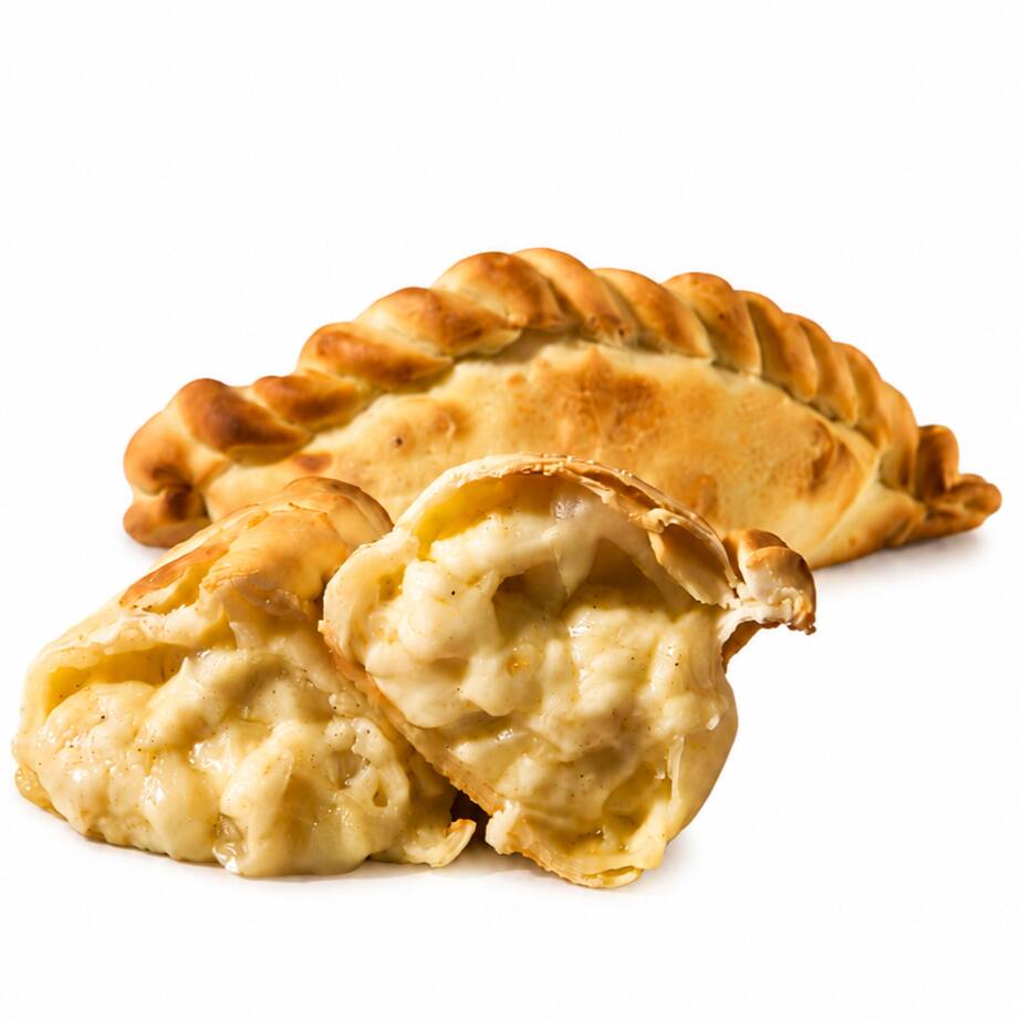 Empanada assada recheada com queijo cremoso e cebola refogada. Uma combinação clássica, saborosa e irresistível, com massa dourada e crocante.