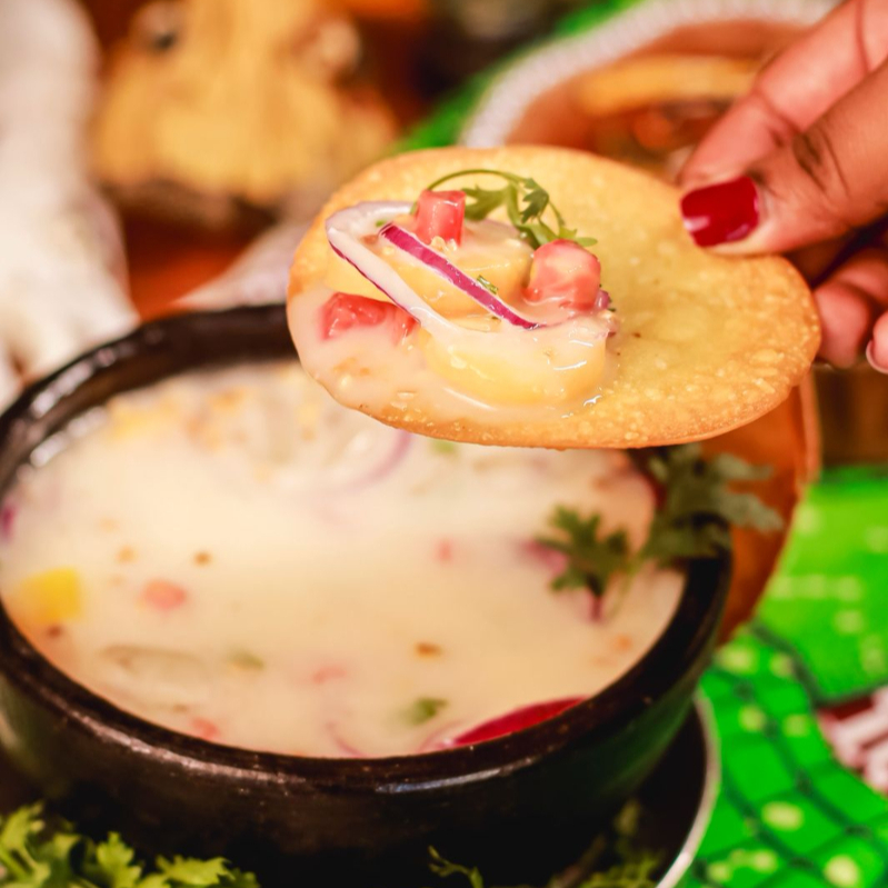 Com leite de tigre afro e acompanhado de pastelzinhos abertos. Prato refrescante vai te encantar com seu sabor