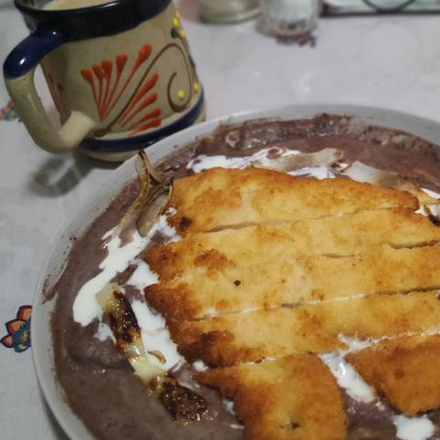 Enfrijoladas con Milanesa de Pollo
