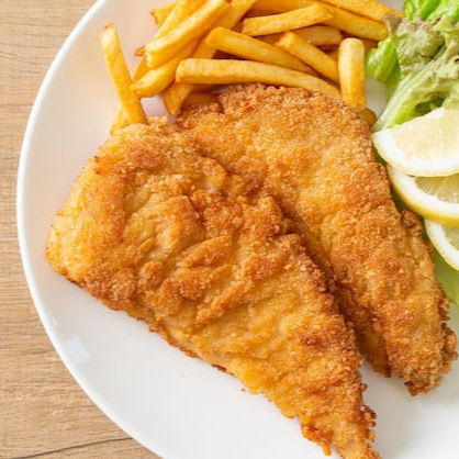Deliciosa opção de almoço com frango a milanesa, acompanhado de arroz soltinho, feijão, macarrão, vinagrete de farofa.