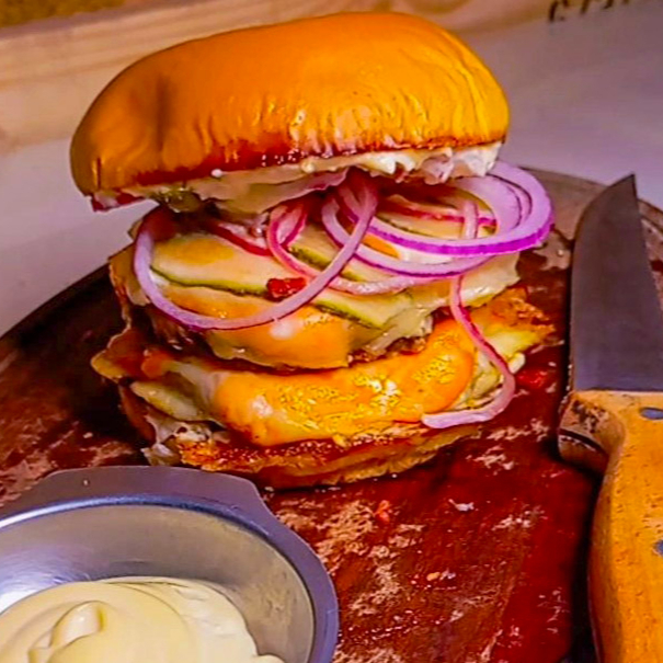 Pão de brioche fresquinho, 2 hambúrgueres artesanais suculentos de 120g, maionese caseira, mussarela em dobro, queijo cheddar em dobro, cebola roxa e picles, 2 guardanapos , 2 saches de cat chup ---palavras chaves---- hambuerguer , hamburguer artesanal , brioche , lanche , janta , almoço , café , gostoso , barato ,promoçao , quero , maionese caseira , queridinhos , mais pedidos , dois hamburgueres , maravilhoso , quero mais