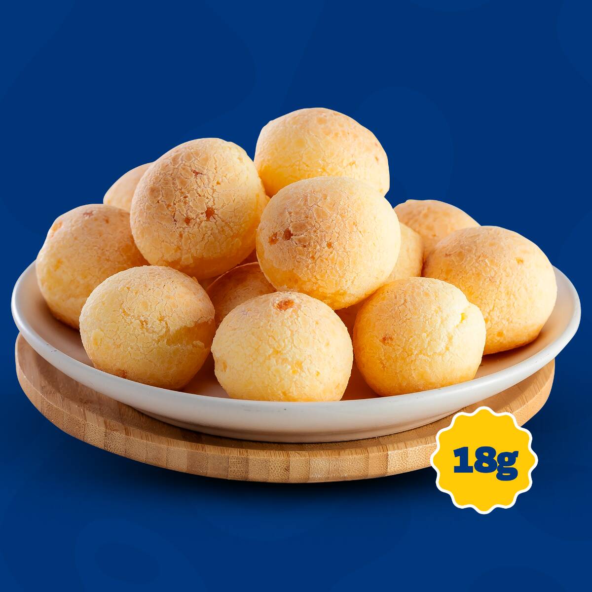 Nosso Pão de Queijo Tradicional Coquetel é pequeno no tamanho (18g), mas gigante no sabor. Feito com queijo de verdade e receita caseira, é crocante por fora, macio por dentro e perfeito para qualquer ocasião.