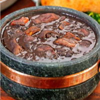 Feijoada completa com feijão preto, carnes variadas e temperos especiais Acompanha arroz branco, couve, laranja, torresmo, farofa, banana à milanesa e caldinho apimentado #feijoada #comida #tradicional #gastronomia #brasileira