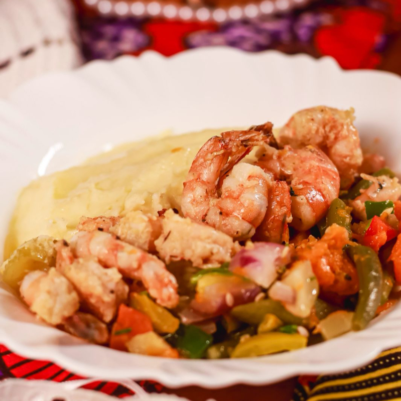 com legumes da terra, azeite de ervas quilombolas e purê de batatas