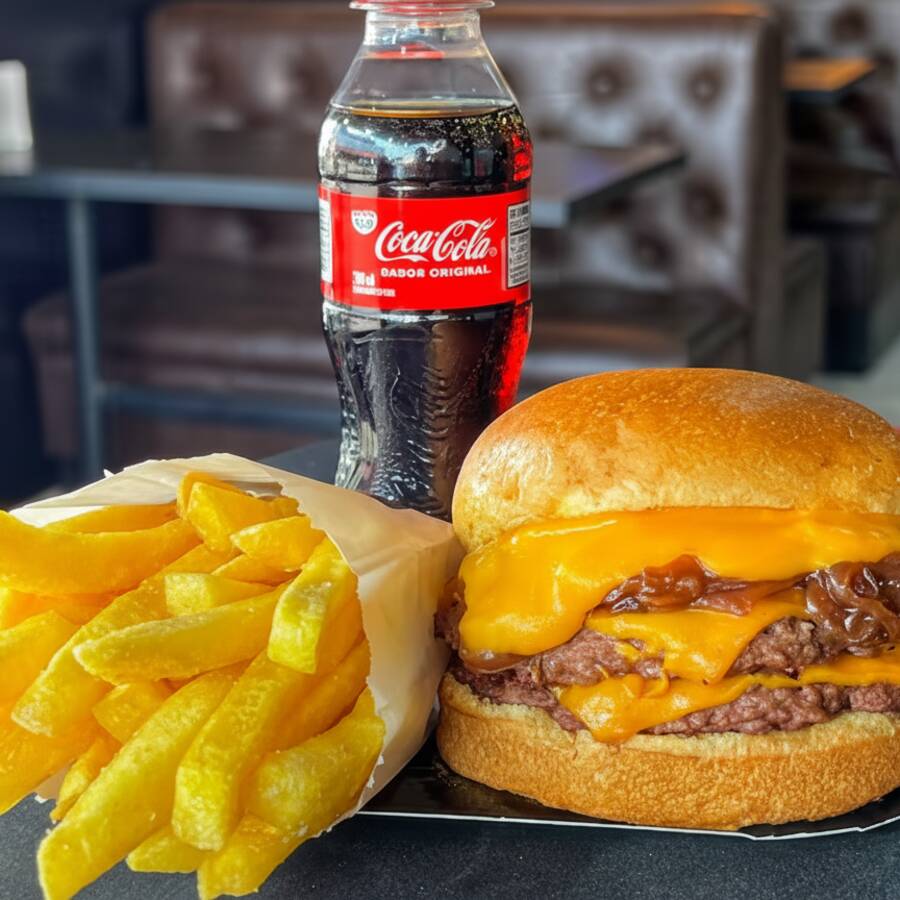 Nosso Smash Melt, maravilhosamente preparado com 2 carne (80g) Smash, mantendo aquele sabor irresistível acompanhado de molho cheddar e cebola refogada. Seu Combo Acompanha: ** Lanche Smash Meltt duplo ** 60g Fritas individual ** Coca Cola pet 200ml