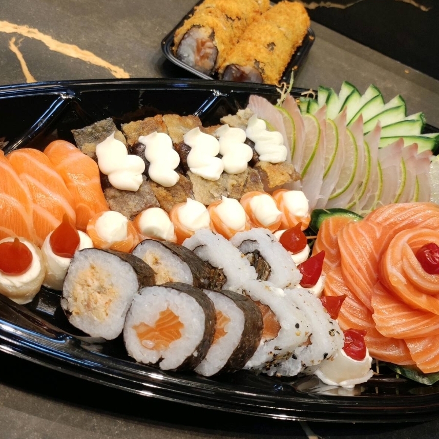 10 sashimis de salmão, 10 sashimis de tilápia, 12 gunkan variados, 10 niguiris variados, 8 uramikis variados, 10 hots filadelphia